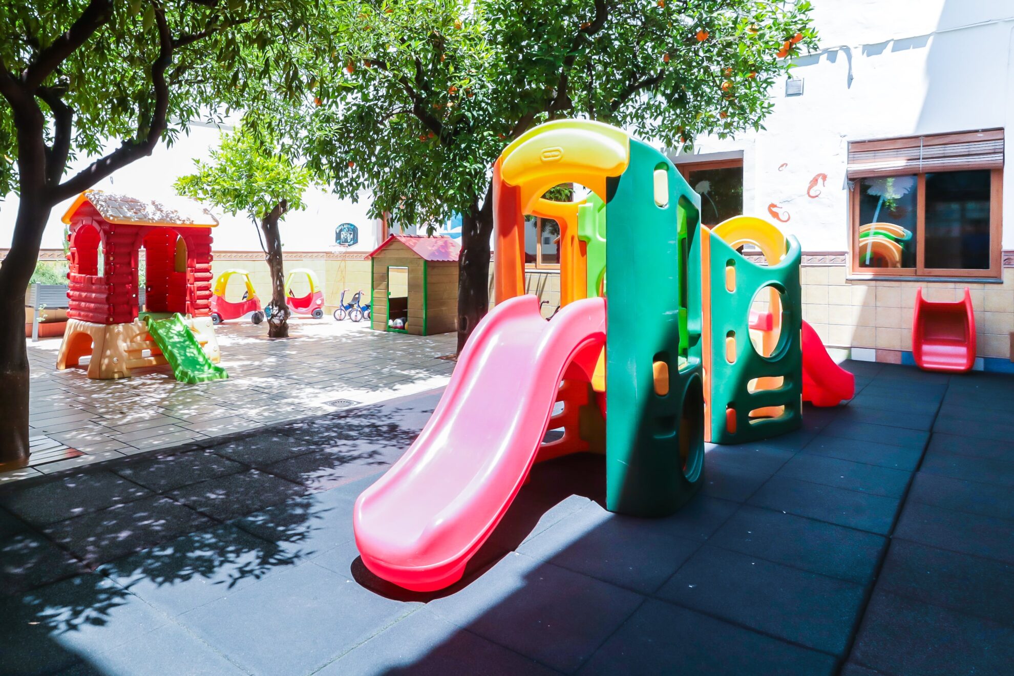 juegos de patio guardería Centro de Educación Infantil La Tata Andújar